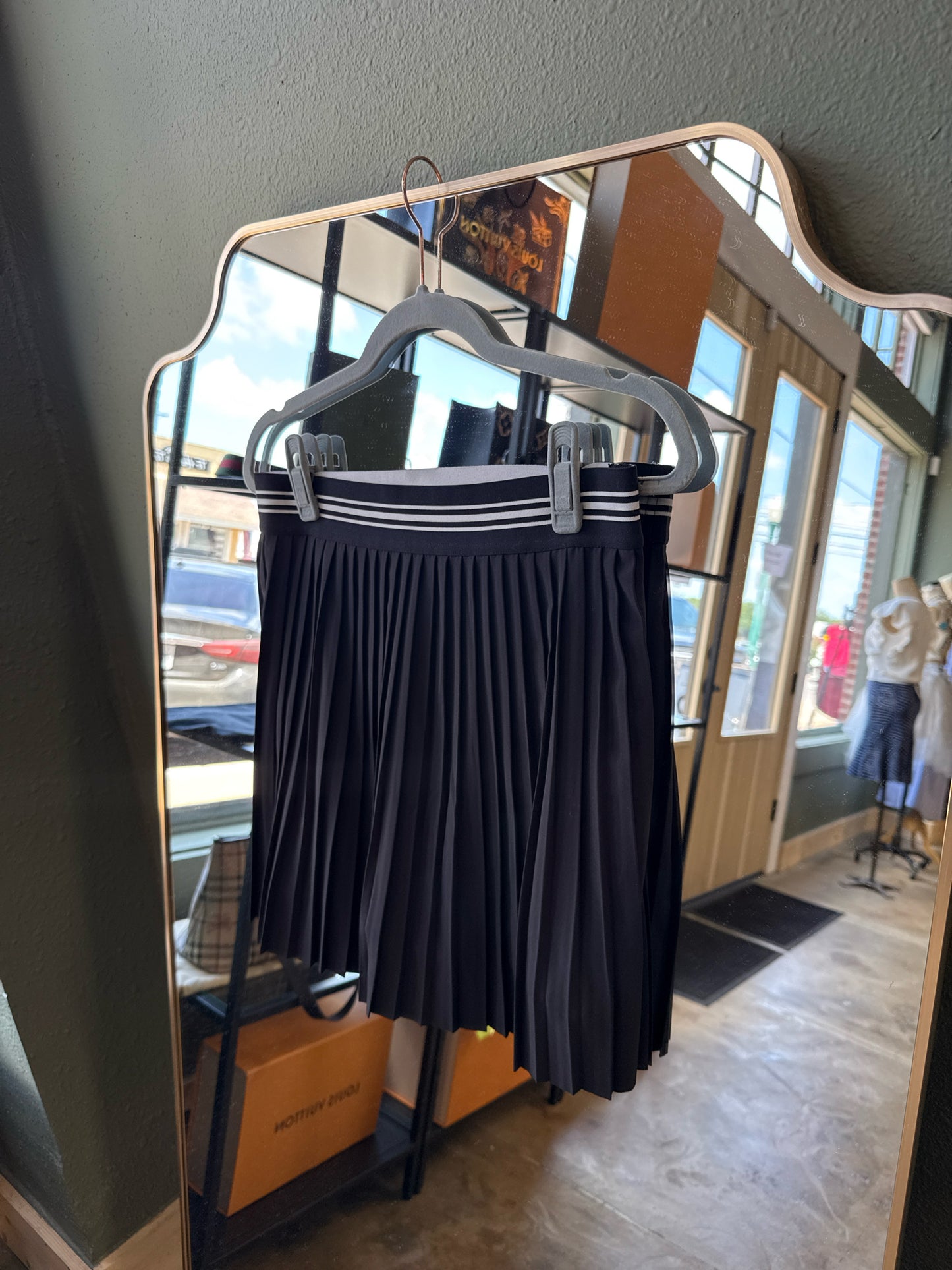 Lou & Grey Size M Black Pleated Skort
