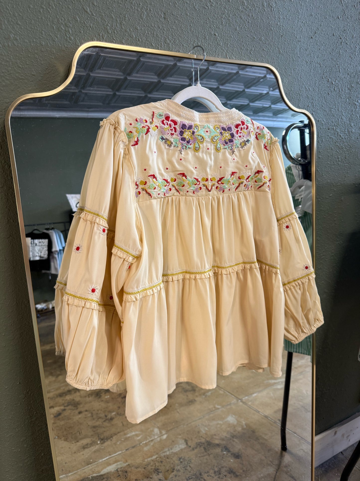 SEE AND BE SEEN Size M Cream Top