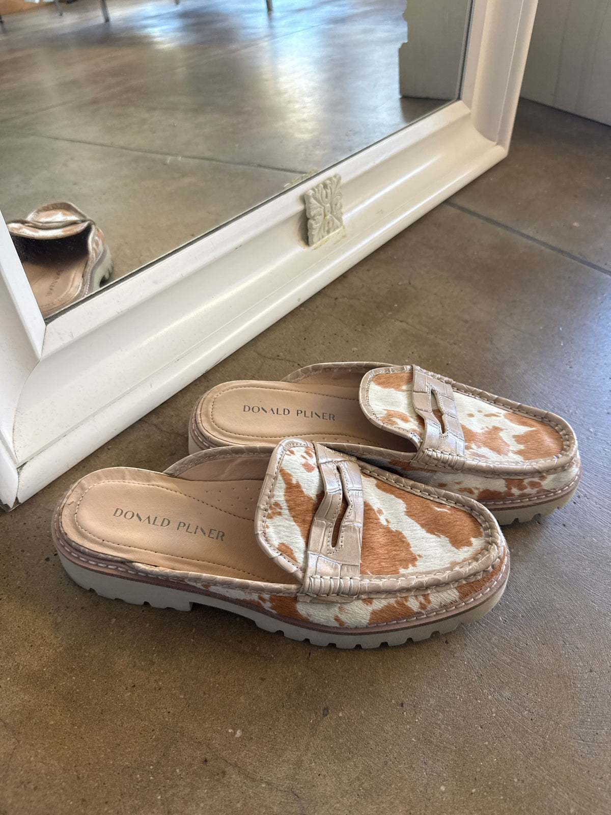 Donald Pliner Shoe Size 8.5 Cream/Tan Flats