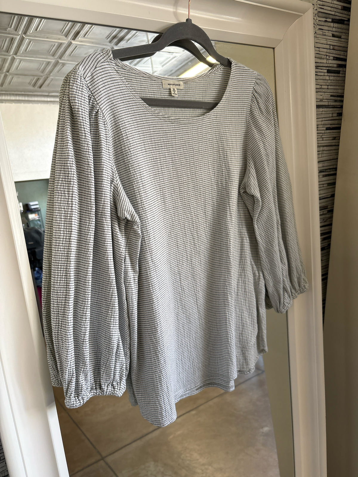 Max Studio Size M Gray + White Top