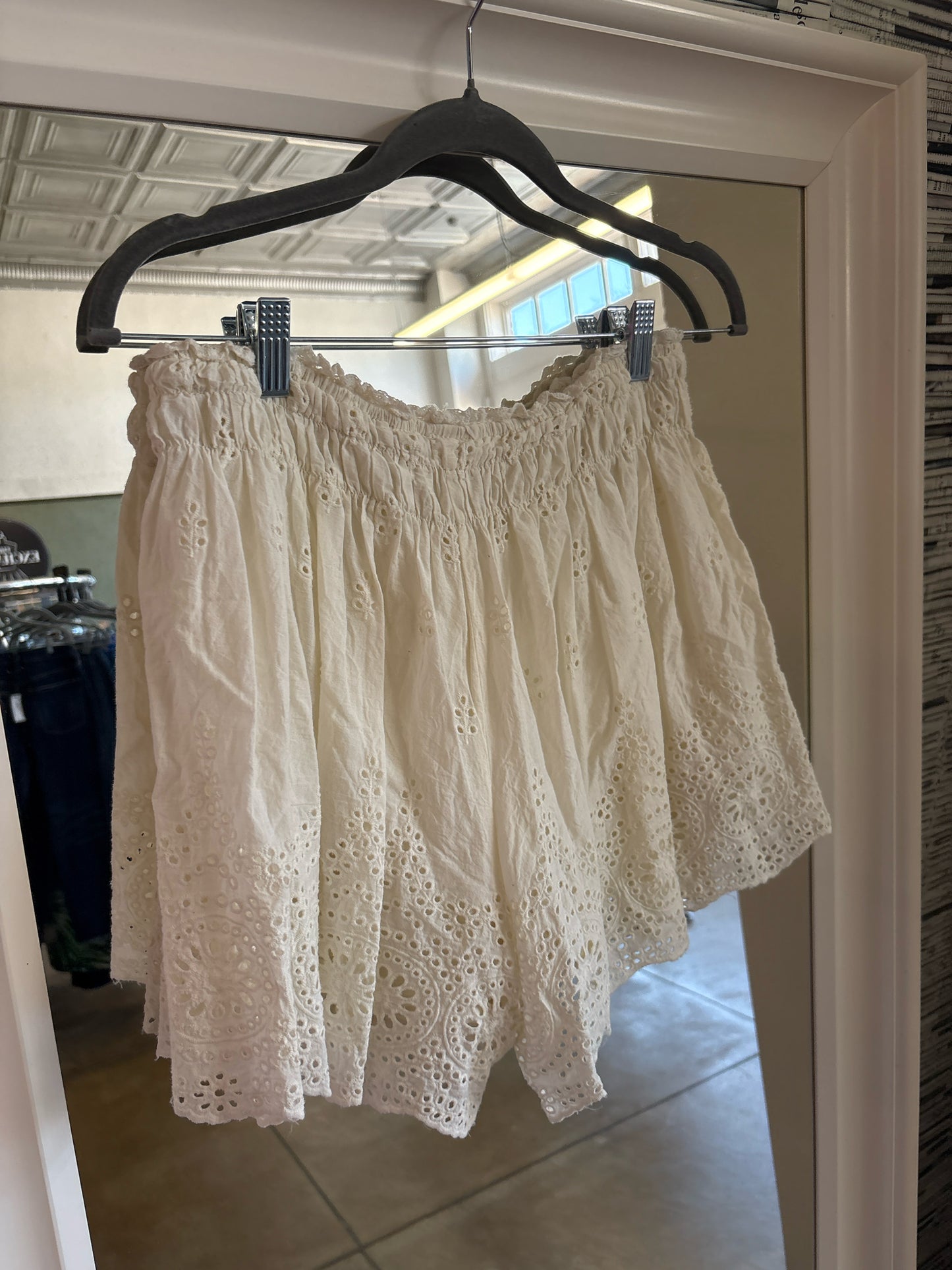 entro Size M off white Eyelet Shorts