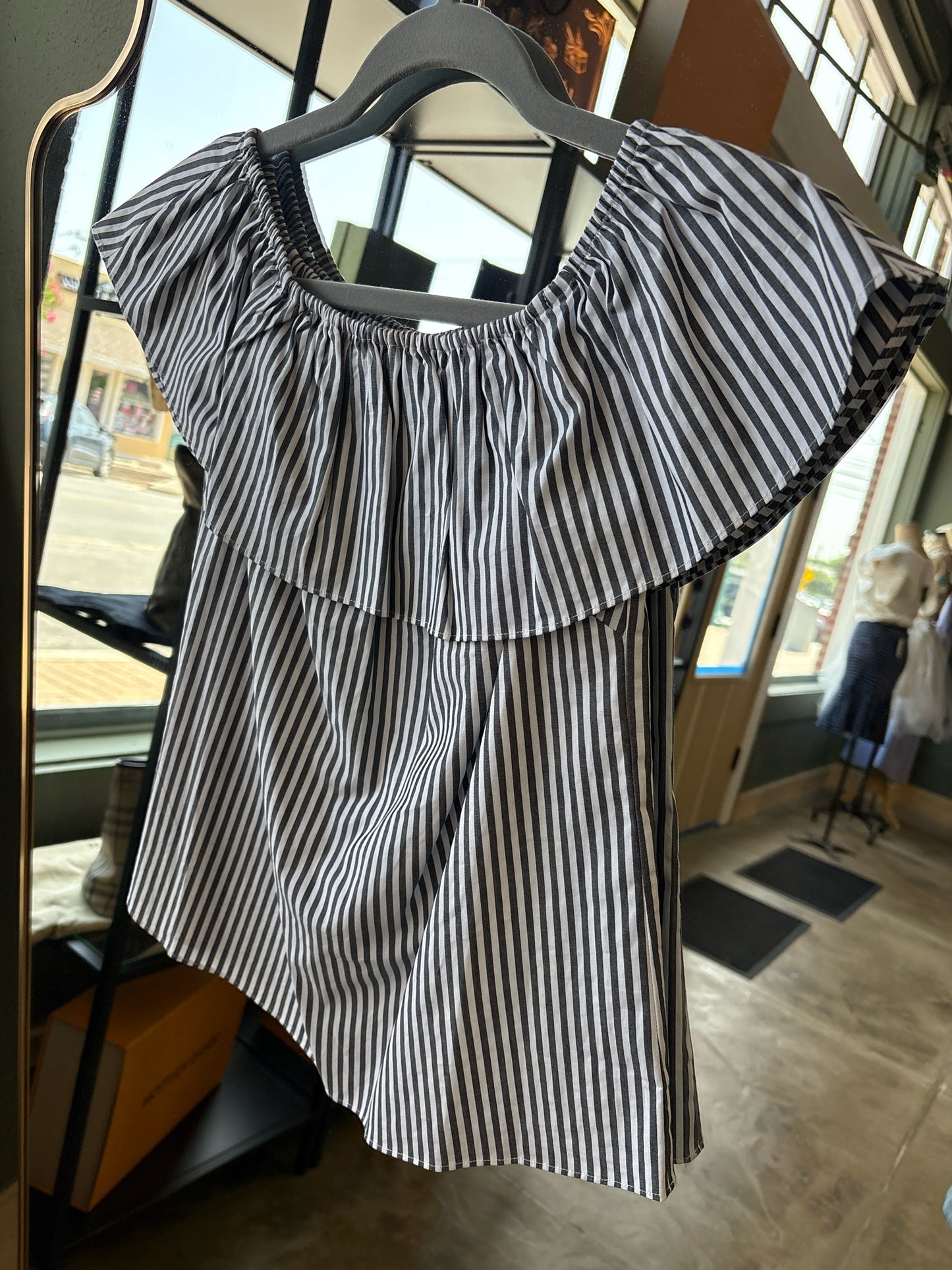 White House Black Market Size XXS Black & White Top