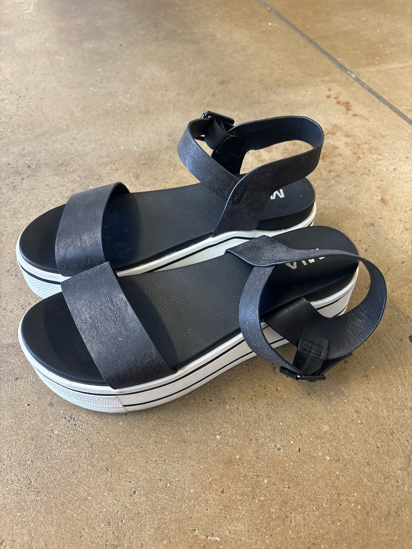mia Shoe Size 8.5 Black & White Sandals
