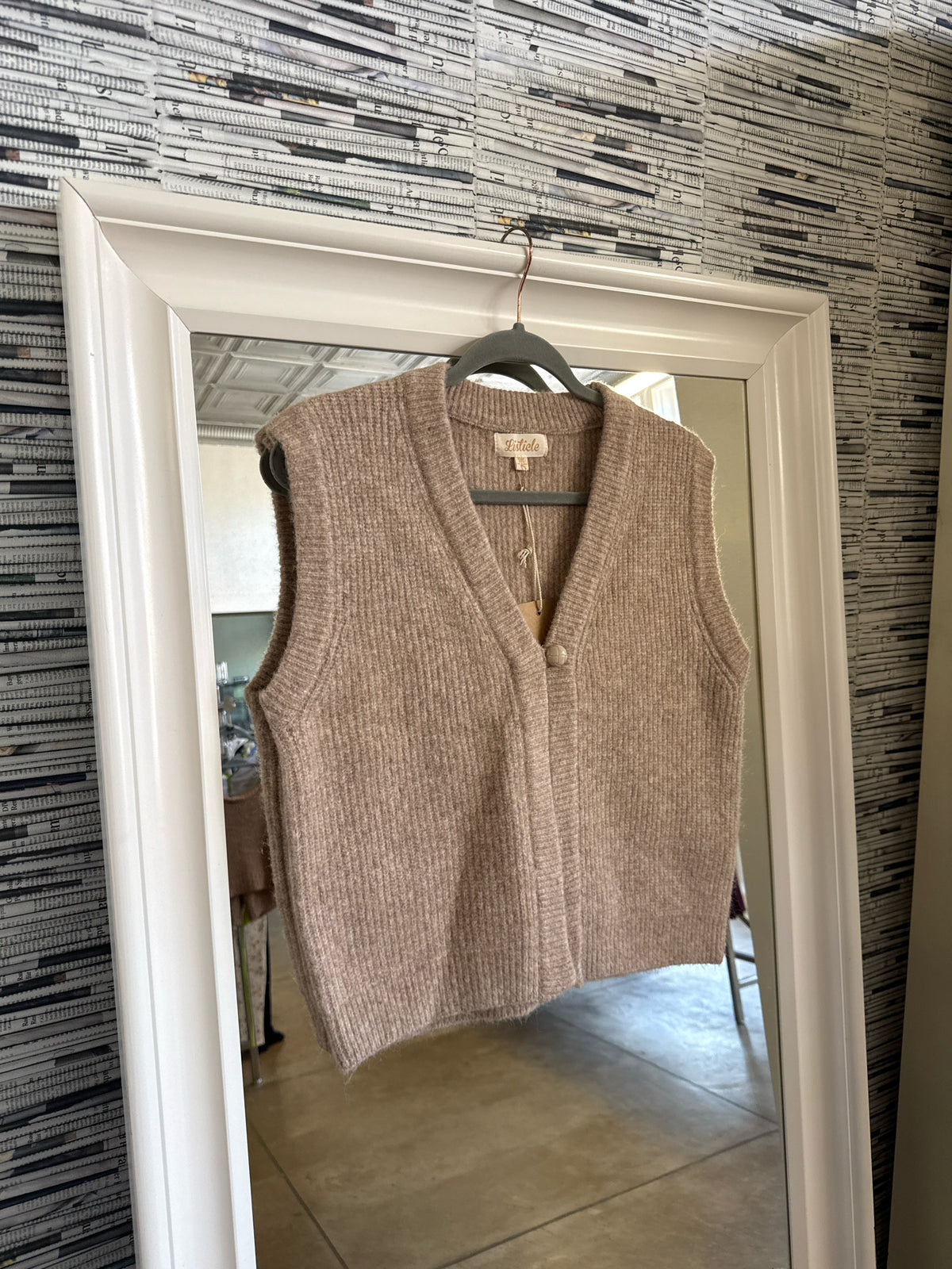 Listicle Size M Tan Vest
