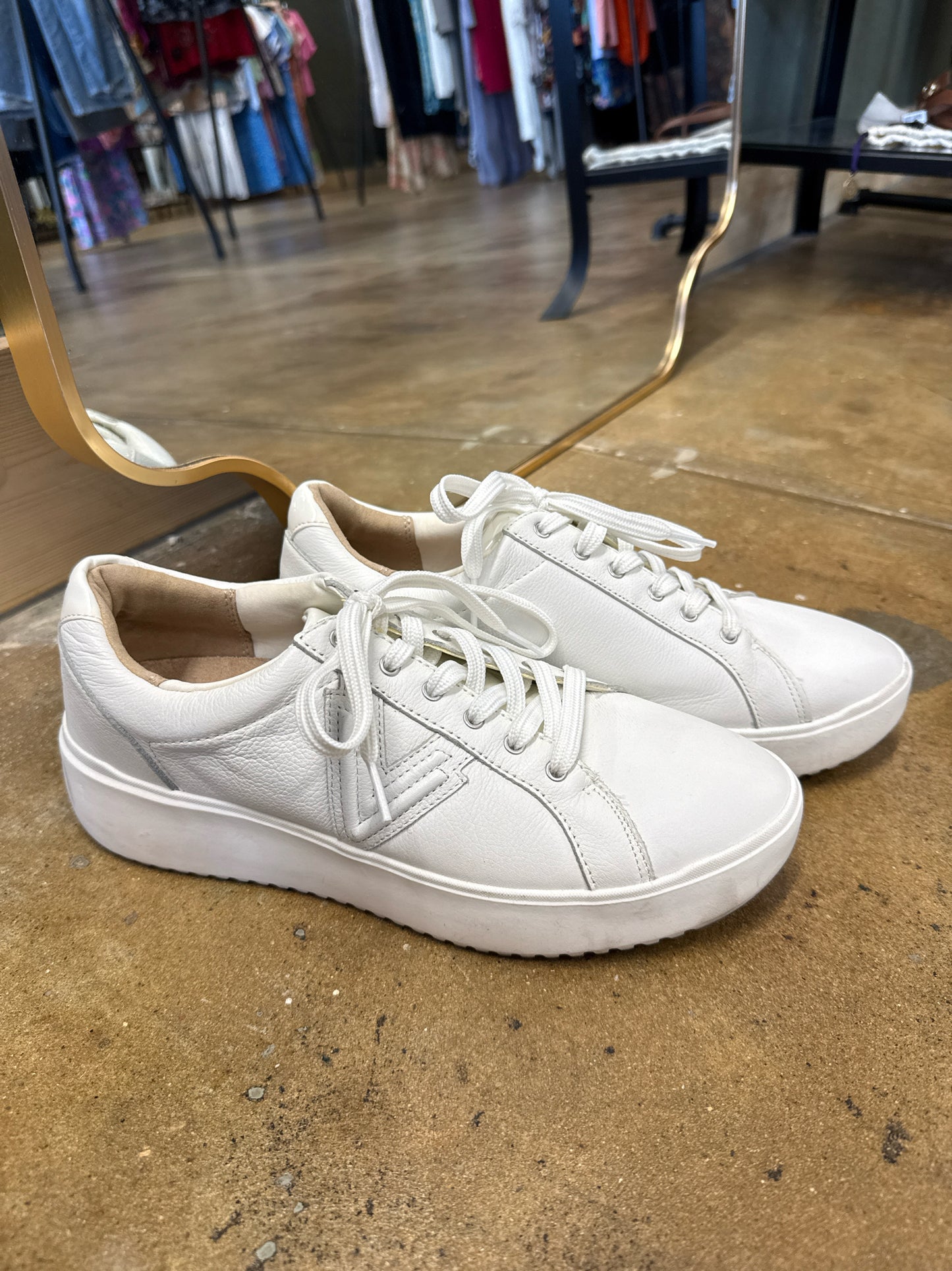 Vionic Shoe Size 10 White Sneakers