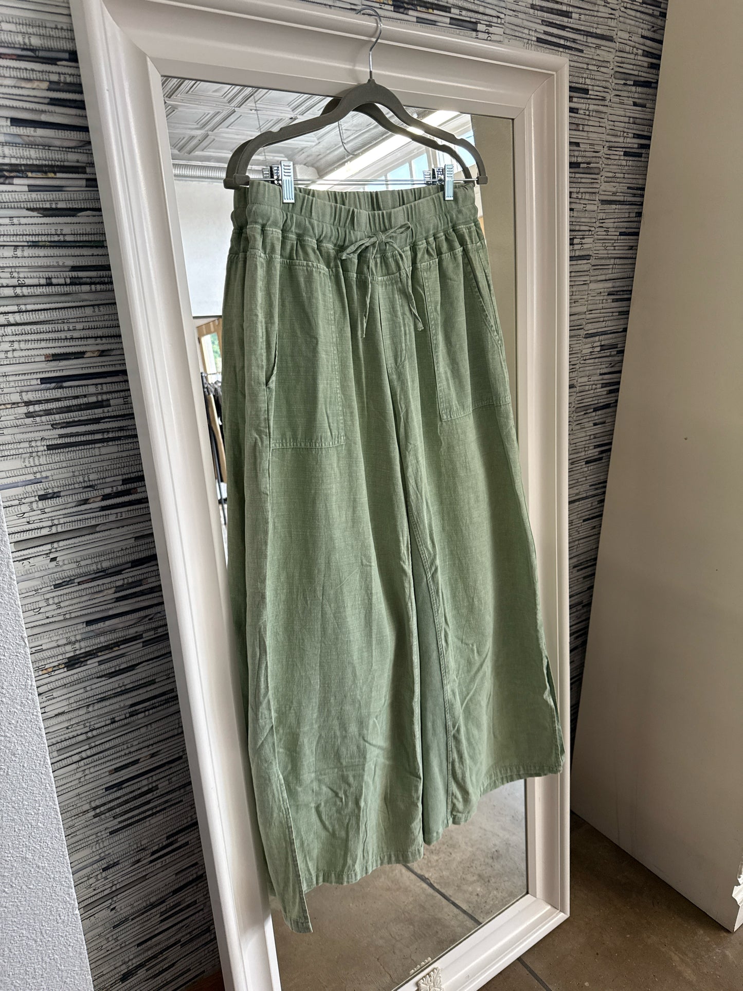 Easel Size L Green Pants