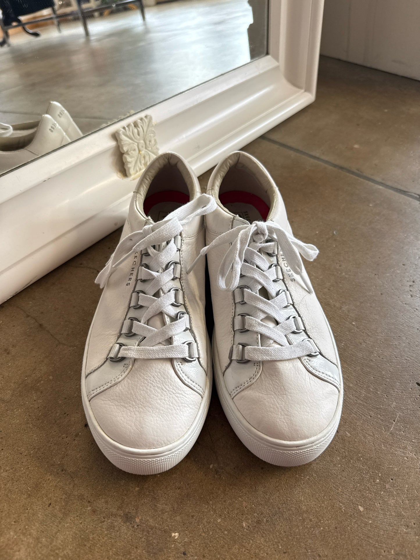 Skechers Shoe Size 8.5 White Sneakers