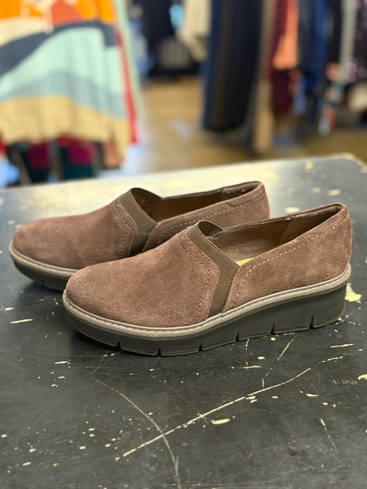 Clarks Shoe Size 8 Taupe Loafers