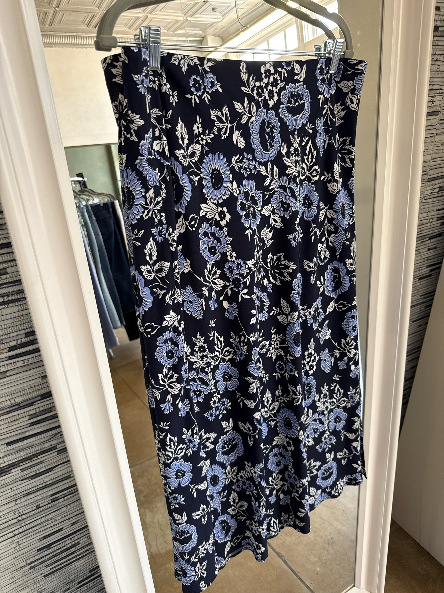 LOFT Size L Navy Skirt