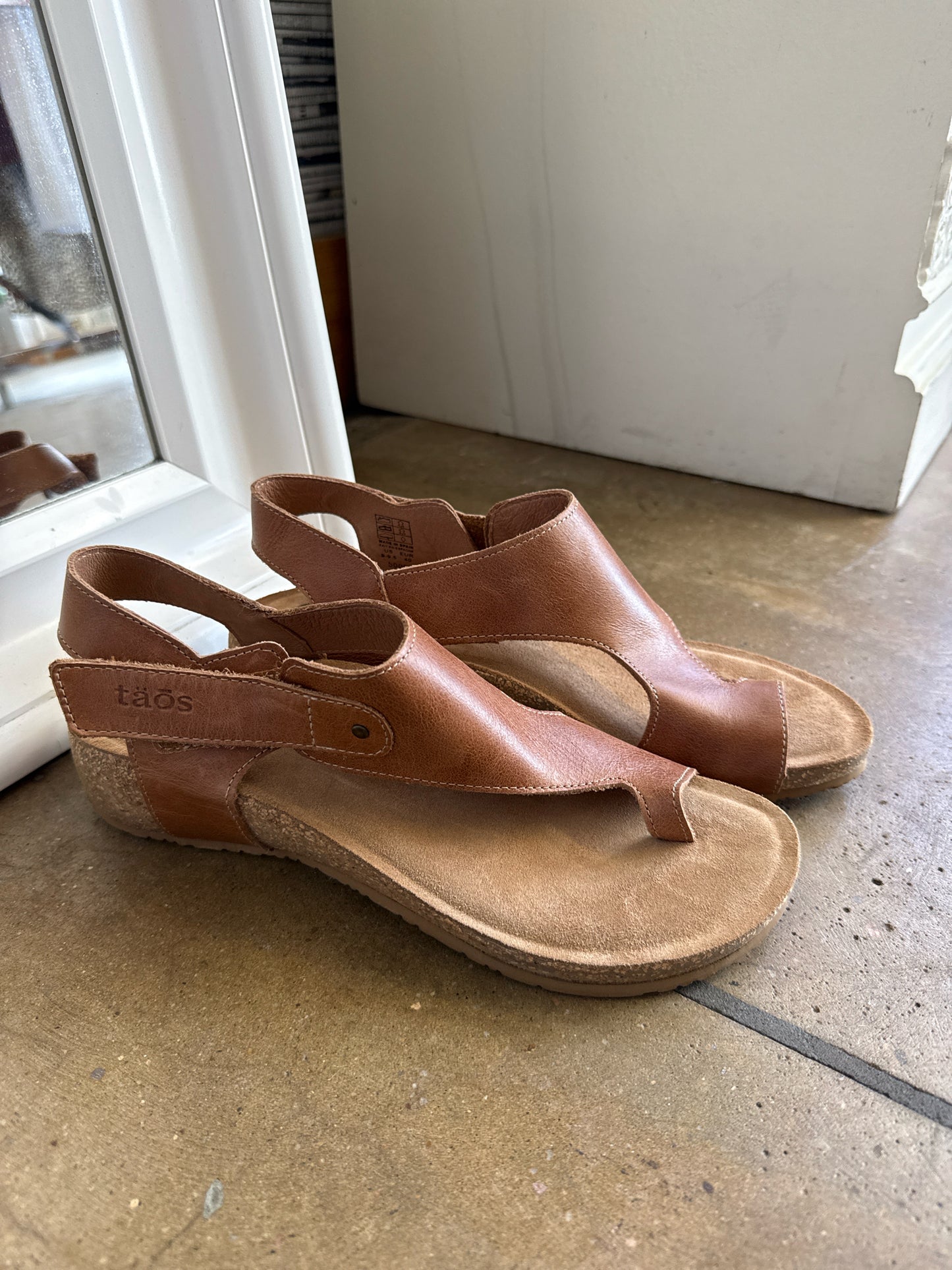 TAOS Shoe Size 9/9.5 Brown Sandals