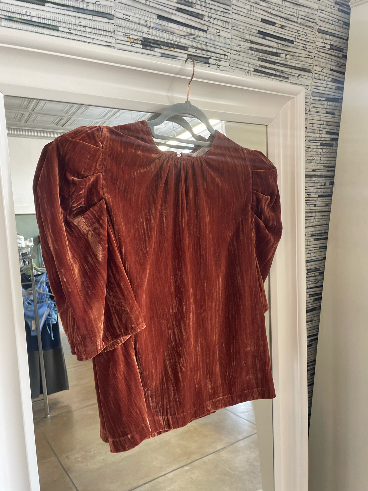 WAYF Size M Burnt Dark Orange Top