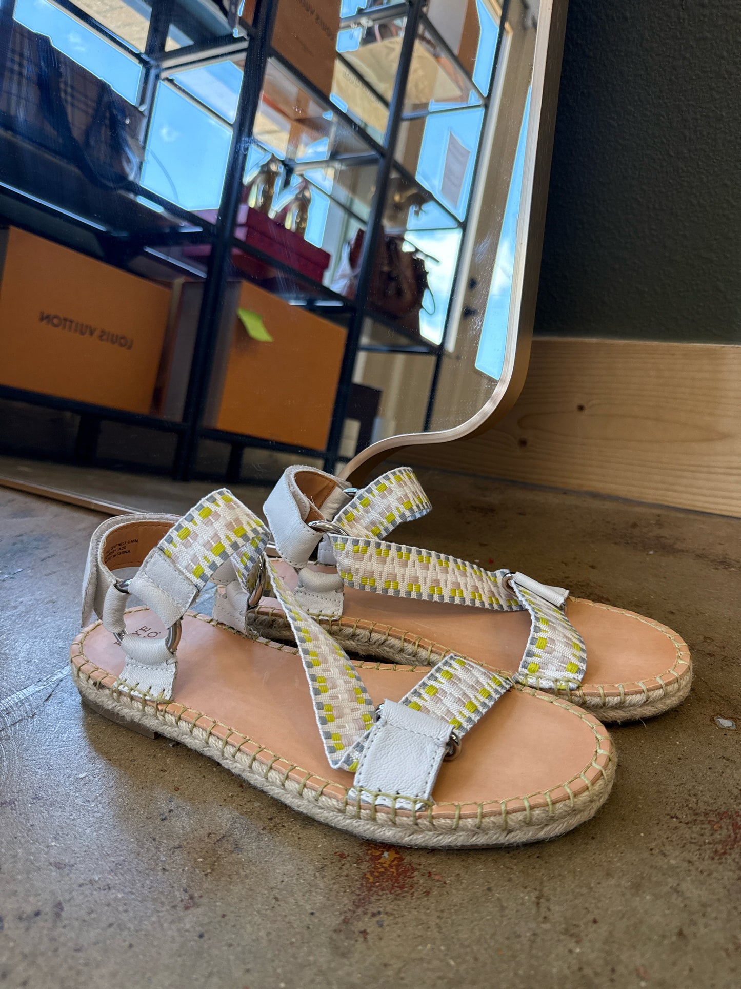 Frye Shoe Size 10 Cream Sandals