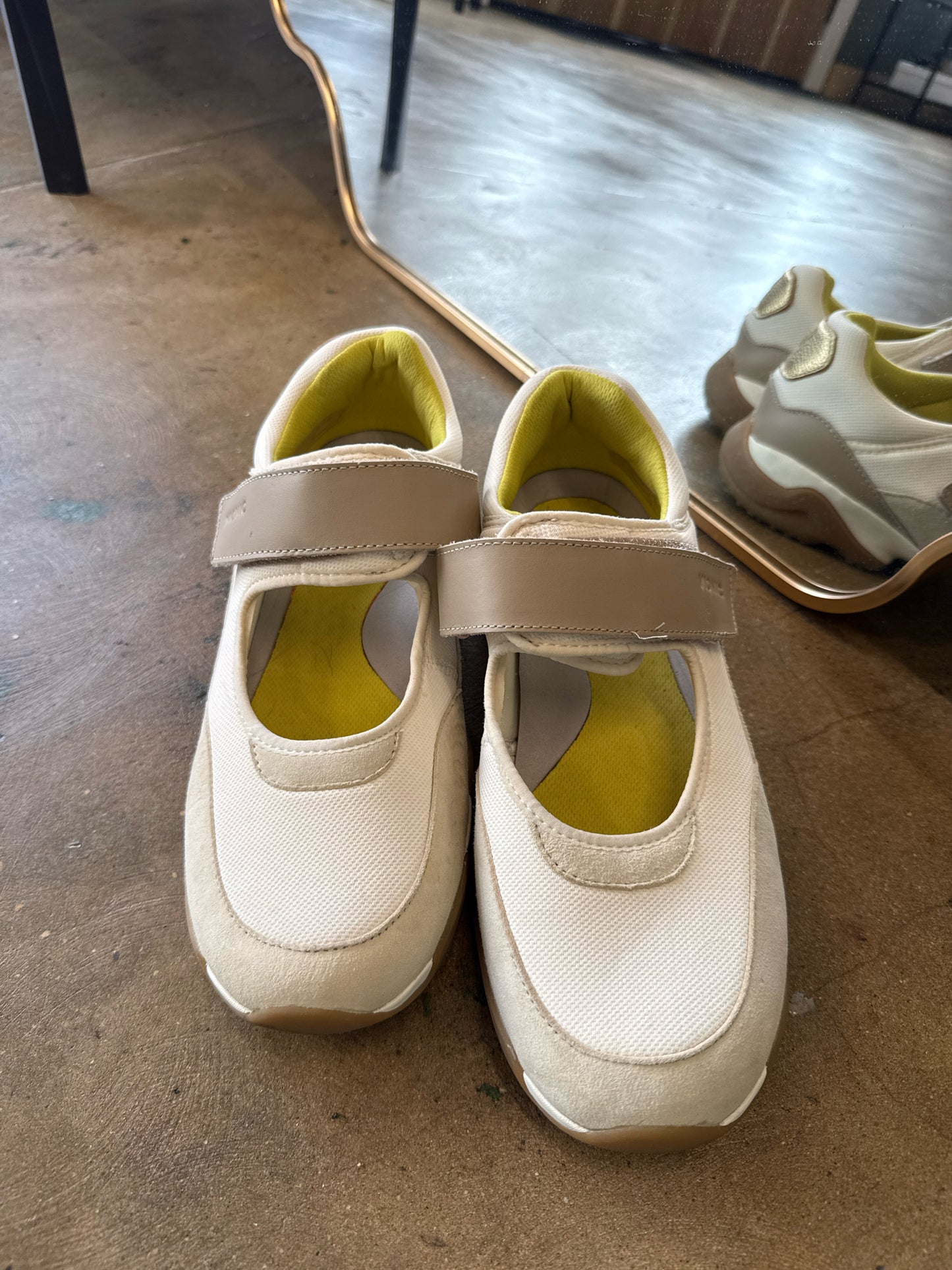Vionic Shoe Size 11 Cream Sneakers