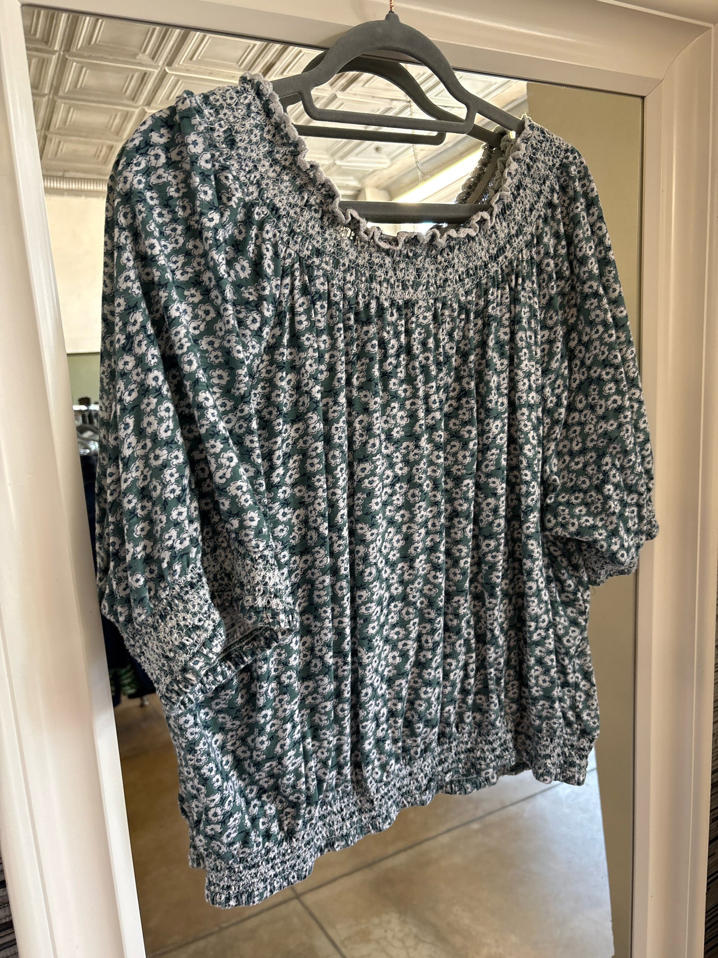 Lucky Size XL green and white Top