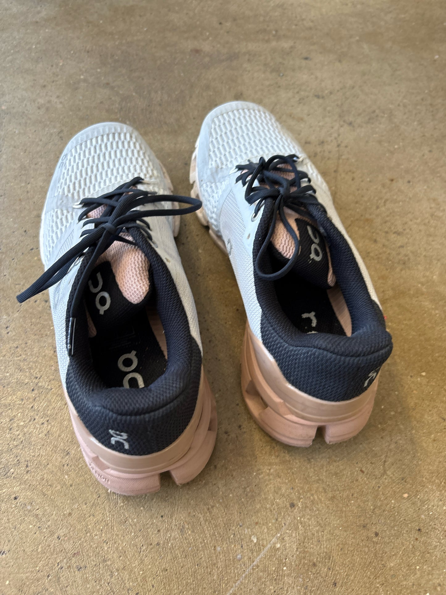 On Cloud Shoe Size 8.5 gray + multi Sneakers