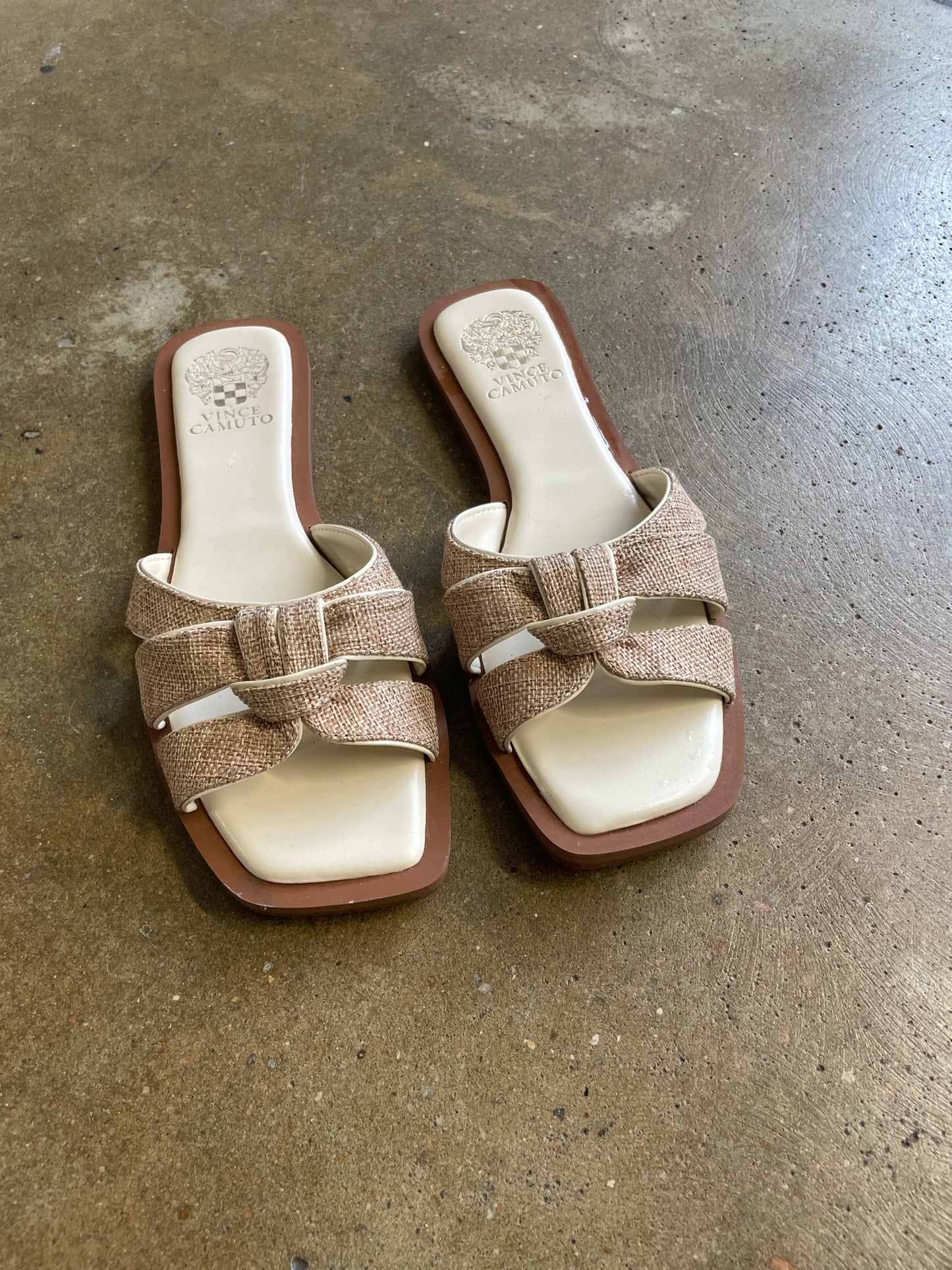 Vince Camuto Shoe Size 8 Cream/Taupe Sandals