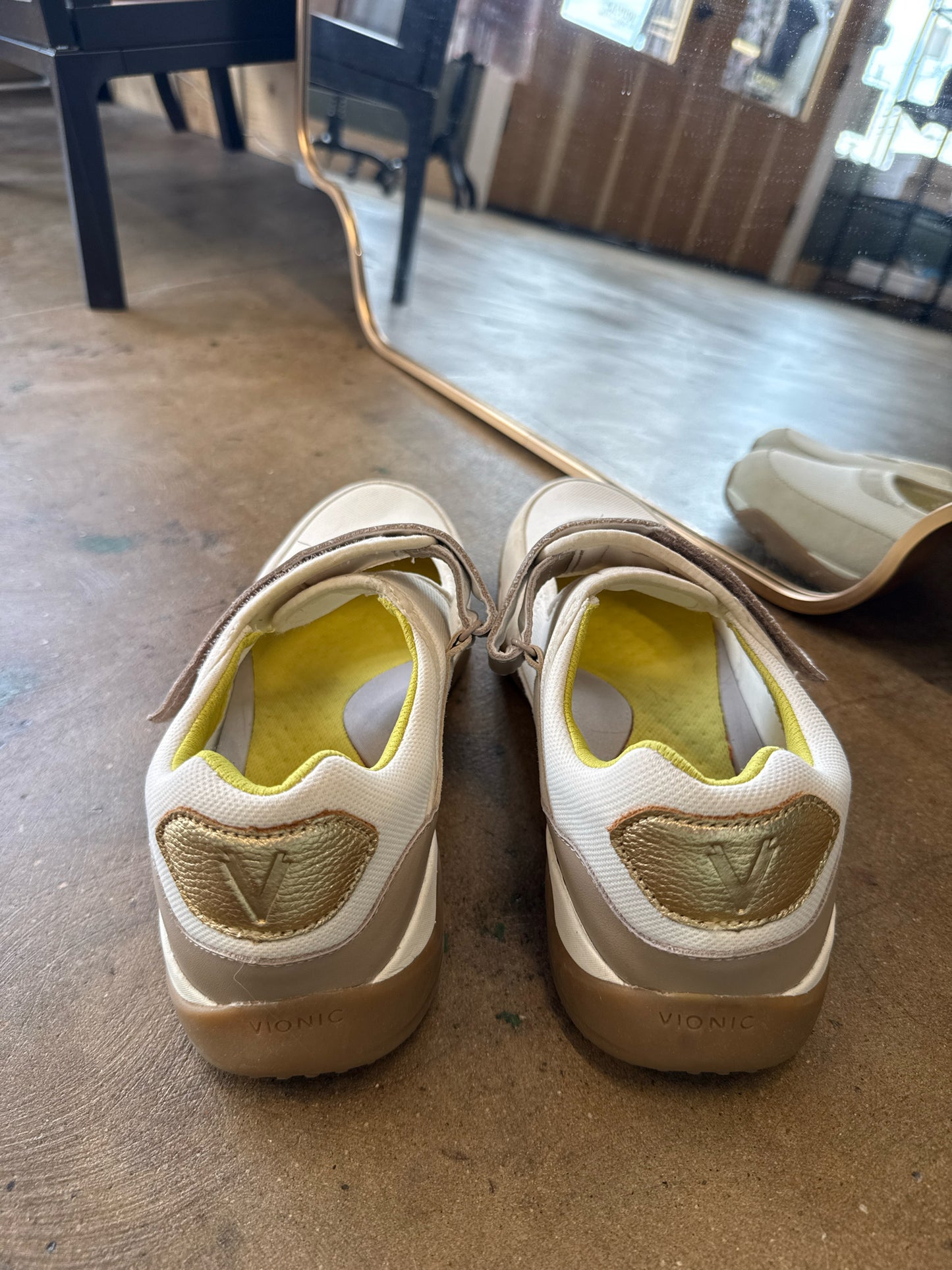 Vionic Shoe Size 11 Cream Sneakers