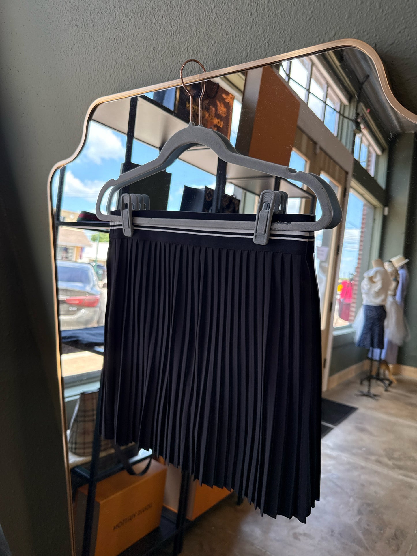 Lou & Grey Size M Black Pleated Skort