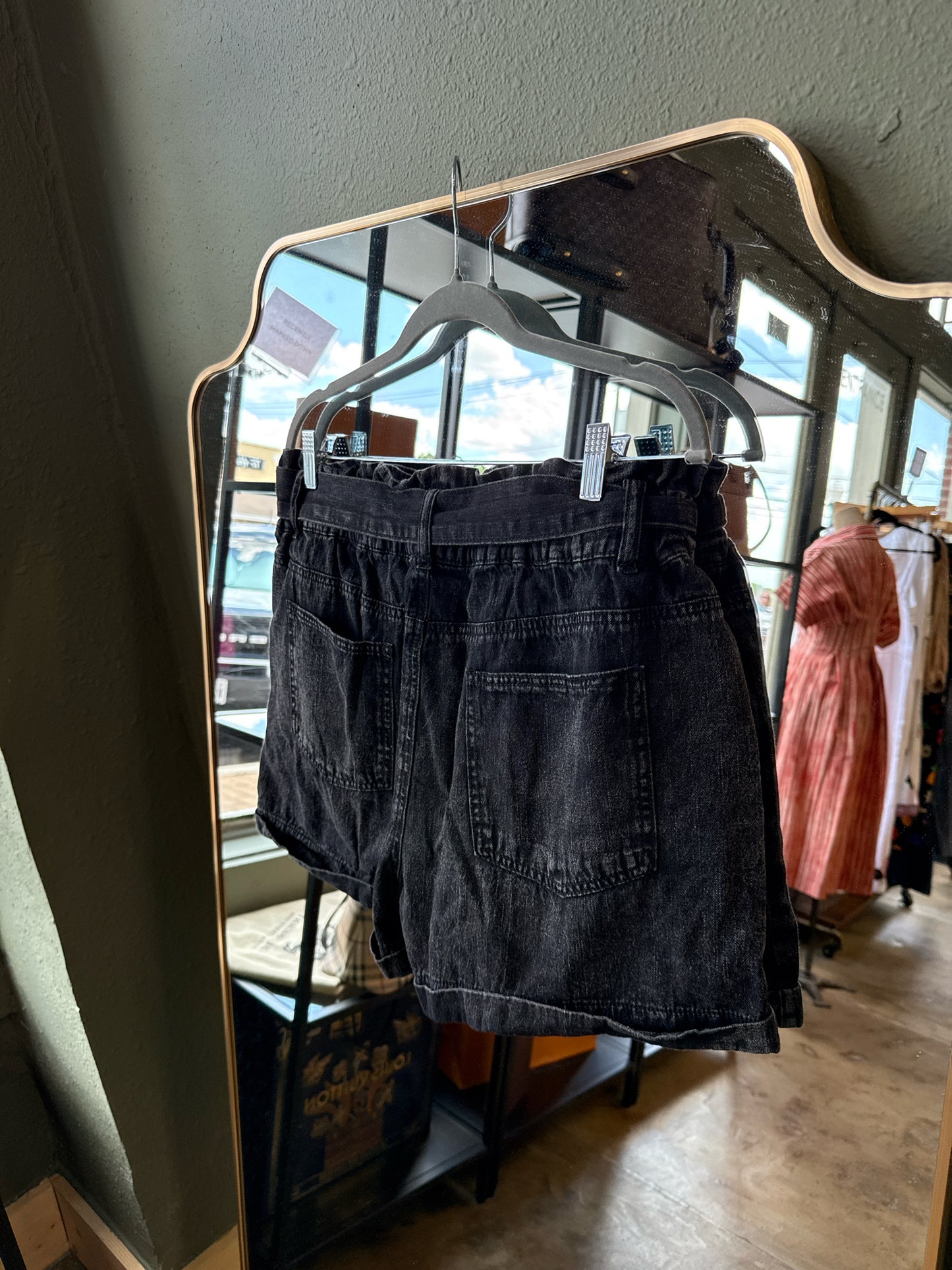 TGLA Size L Black Shorts