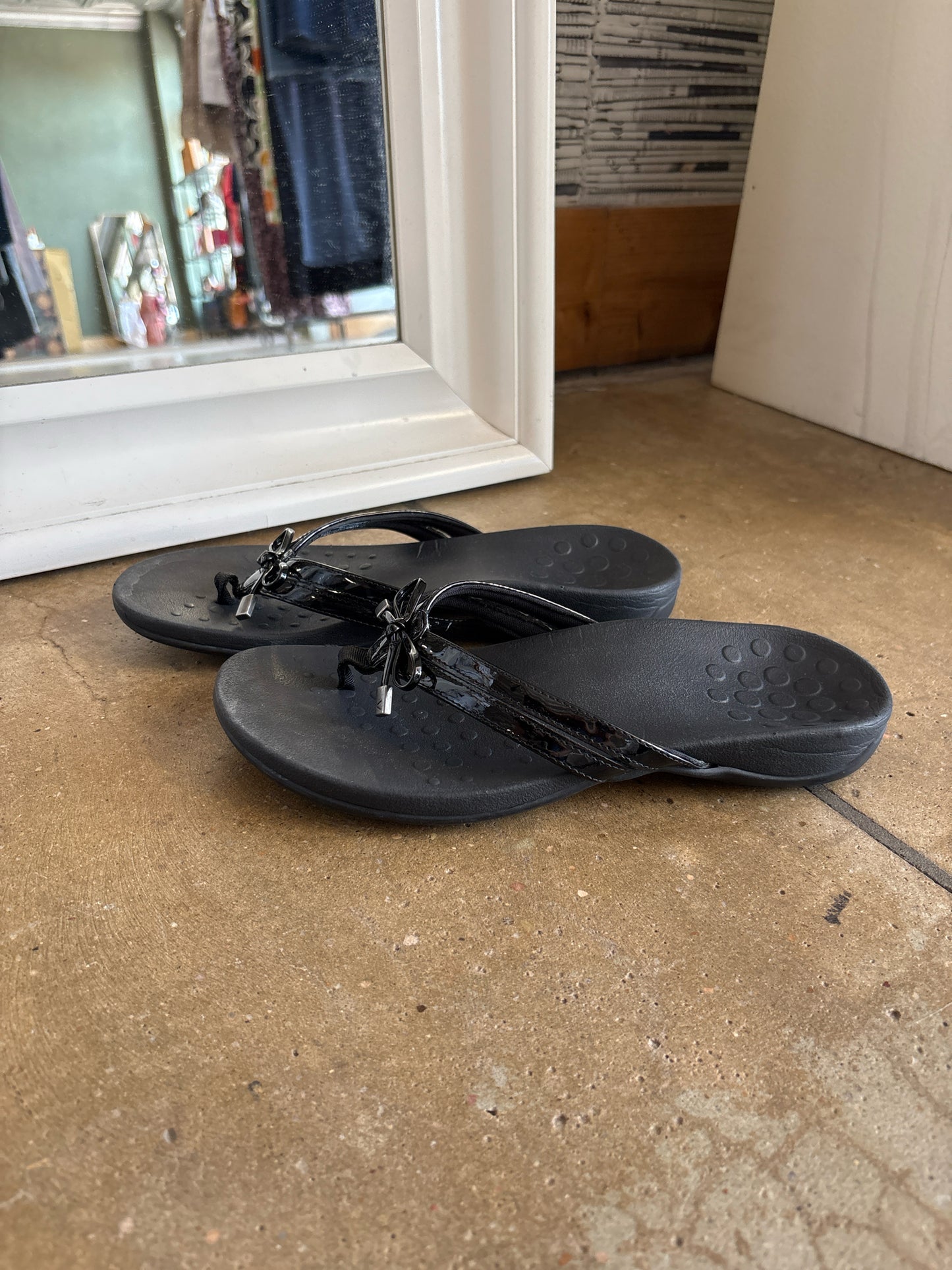 Vionic Shoe Size 8 Black Flip Flops
