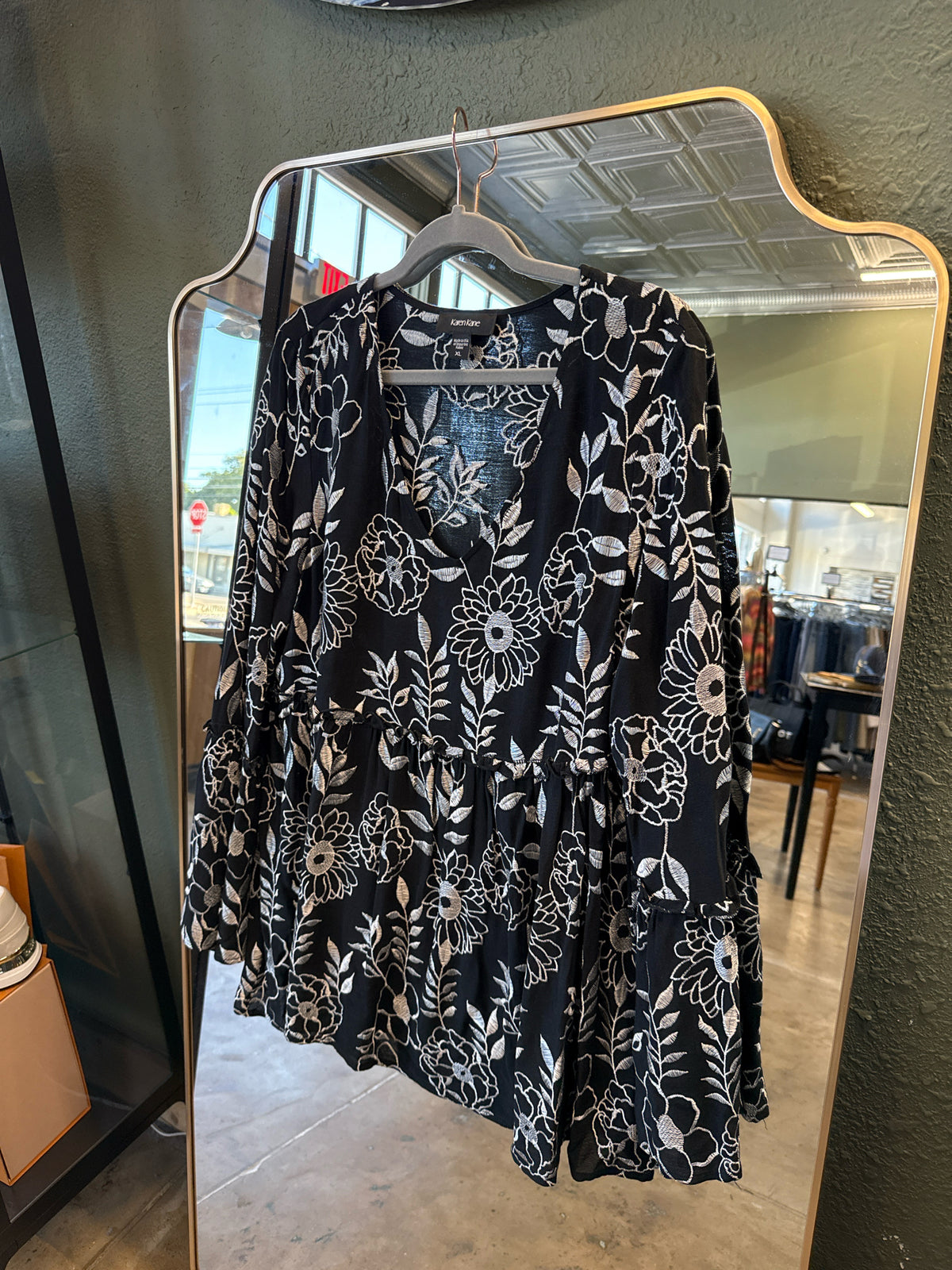 Karen Kane Size XL B&W Top