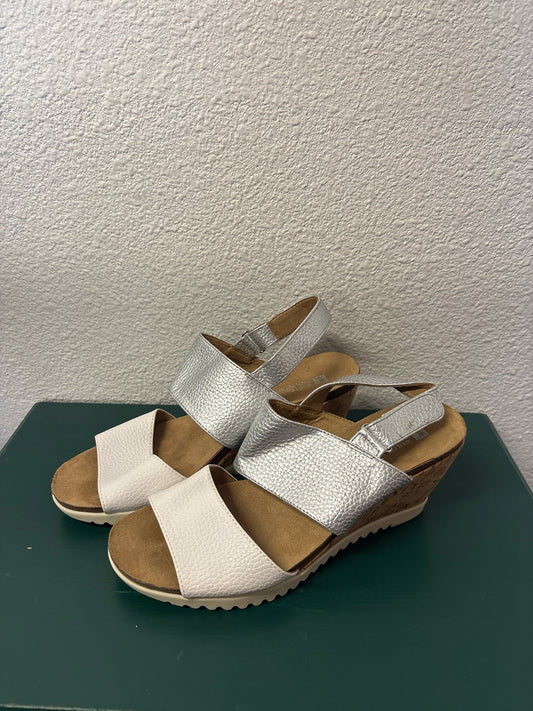 White Mountain Shoe Size 9 White/Silver Wedge