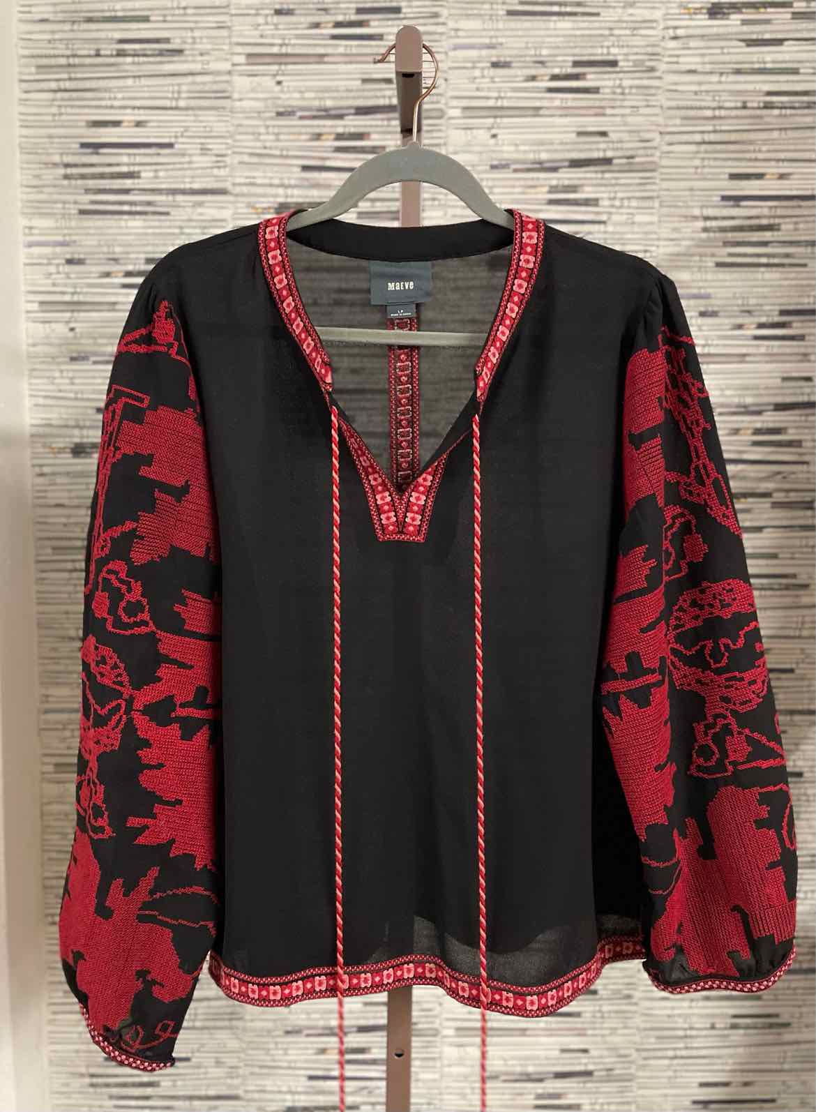 Maeve Size LP Black/Red Embroid. Top