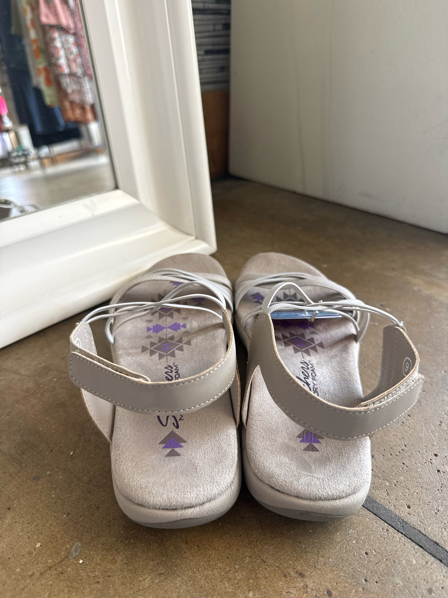 Skechers Shoe Size 9 Taupe Sandals