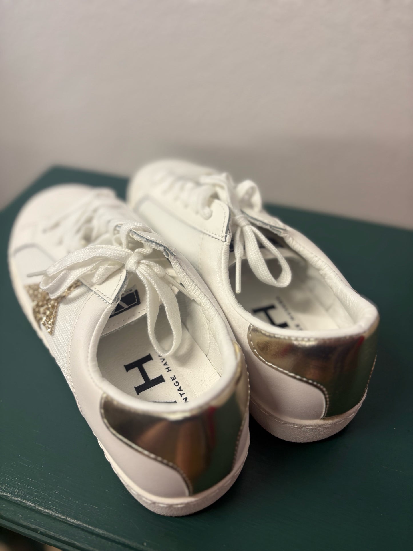 Vintage Havana Shoe Size 8 White/Gold Sneakers