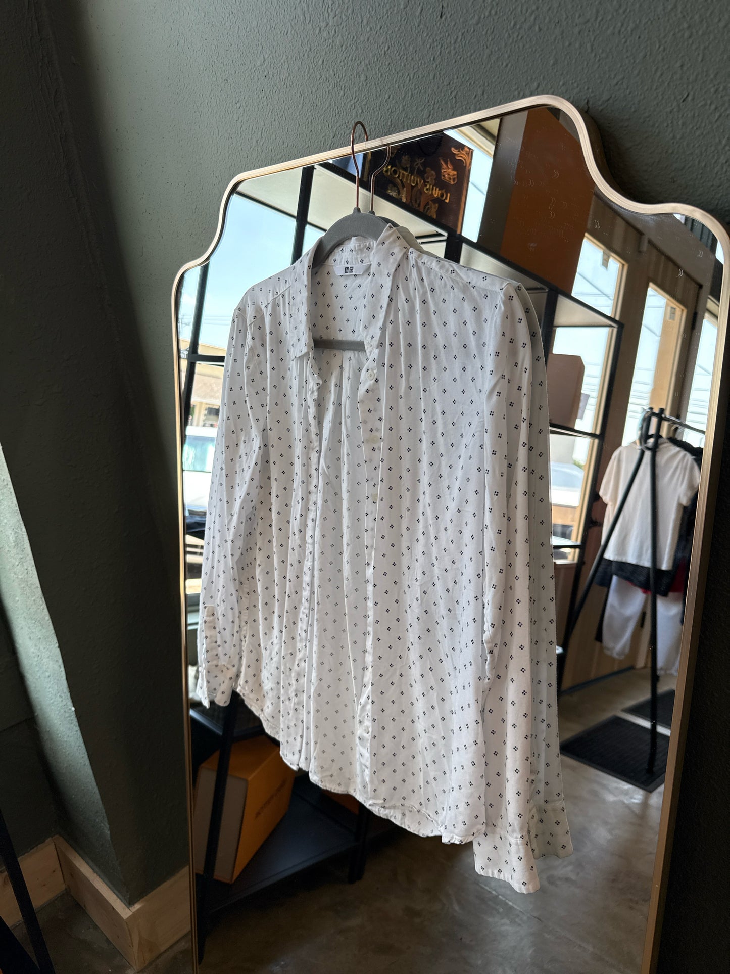 uni qlo Size S White Top