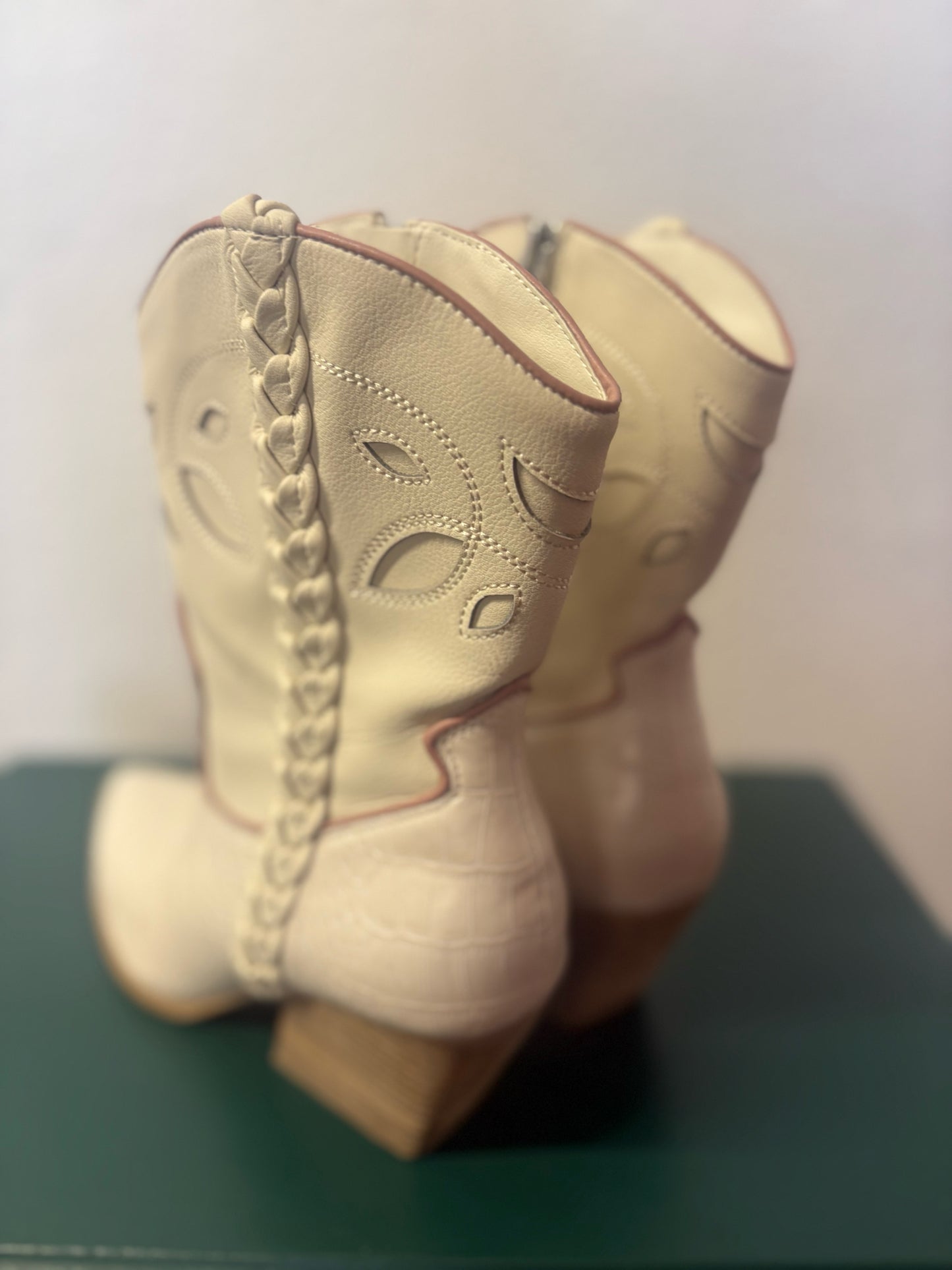 Dolce Vita Shoe Size 7.5 Cream Mid Calf Boots