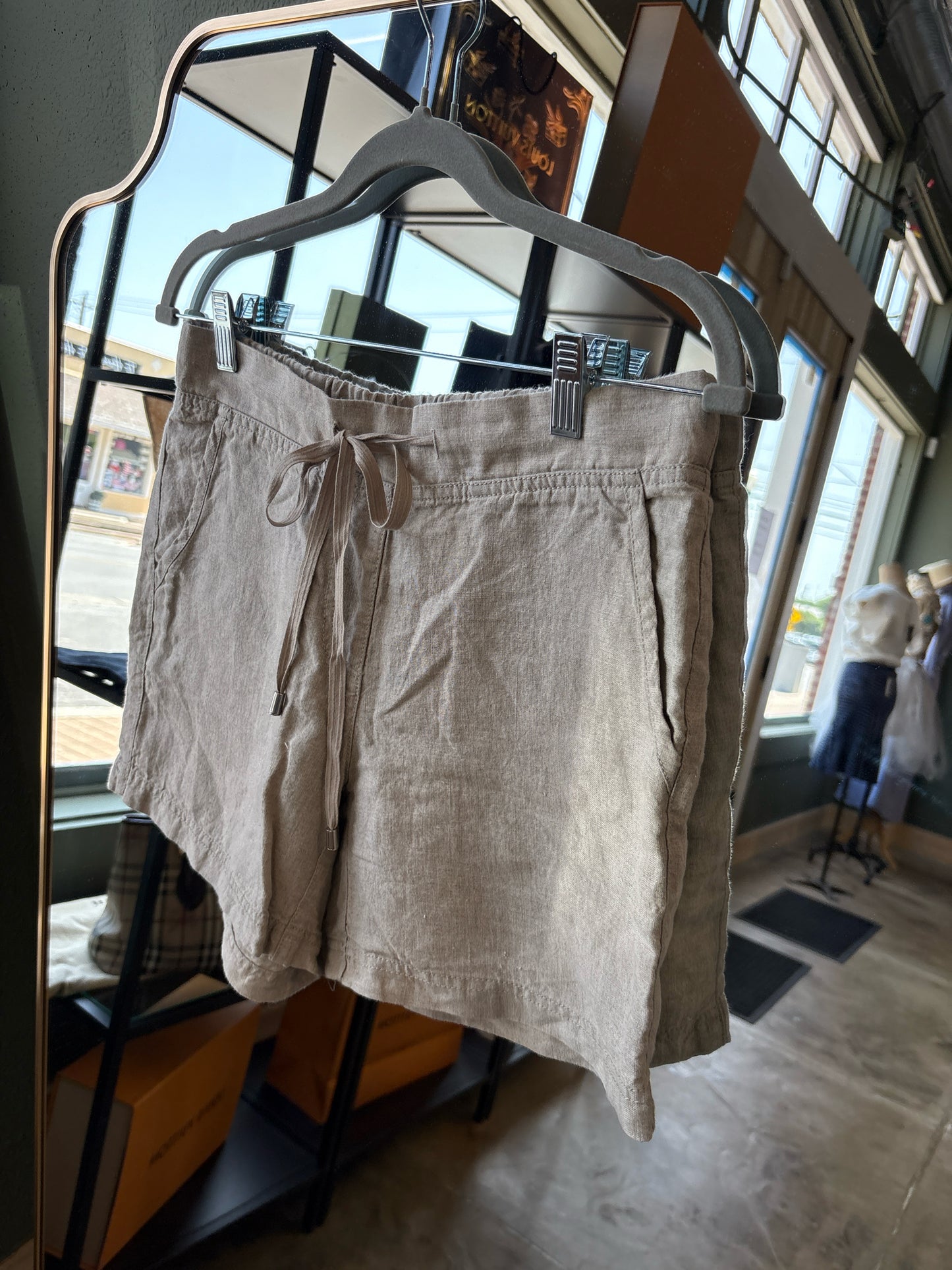 Tommy Bahama Size 4 Oatmeal Shorts