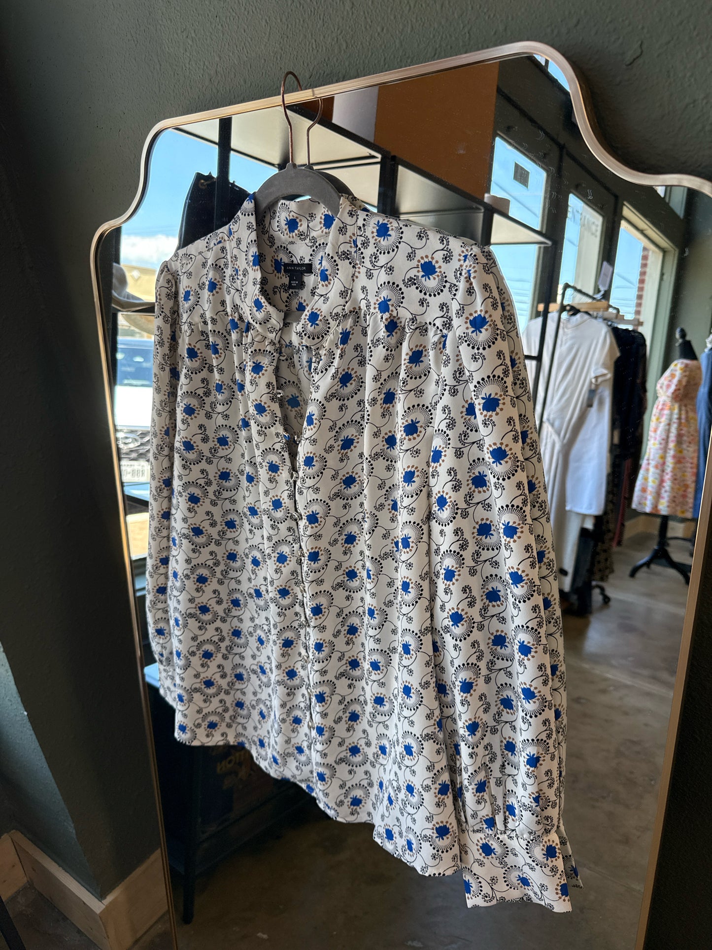 ANN TAYLOR Size L White/Blue Floral Top