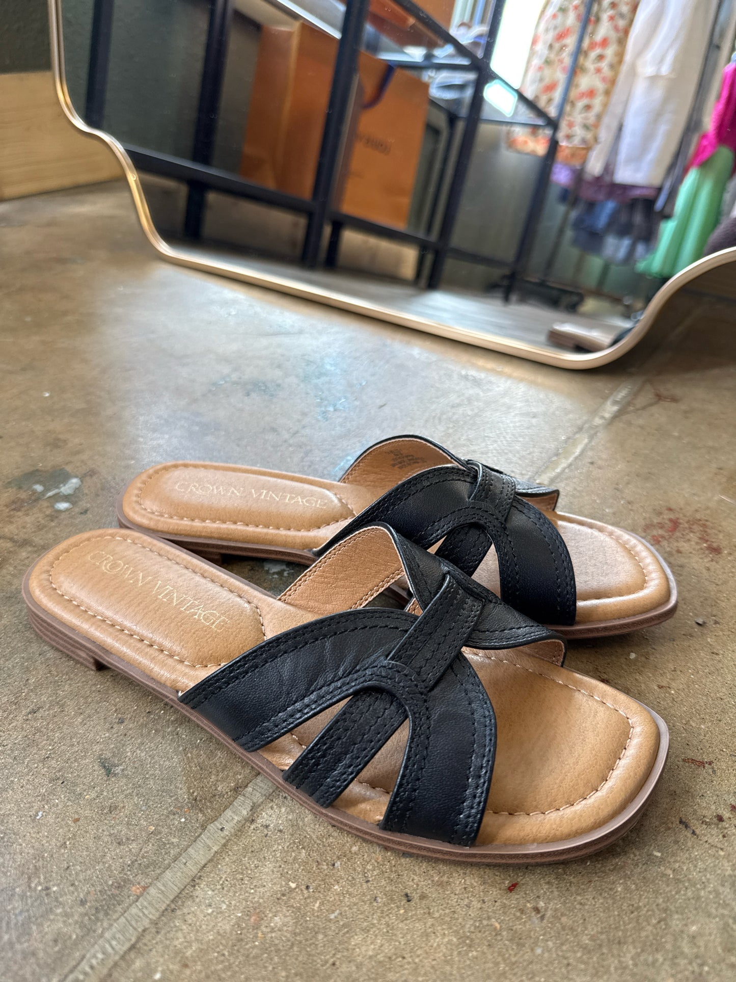 Crown Vintage Shoe Size 8 Tan/Black Sandals