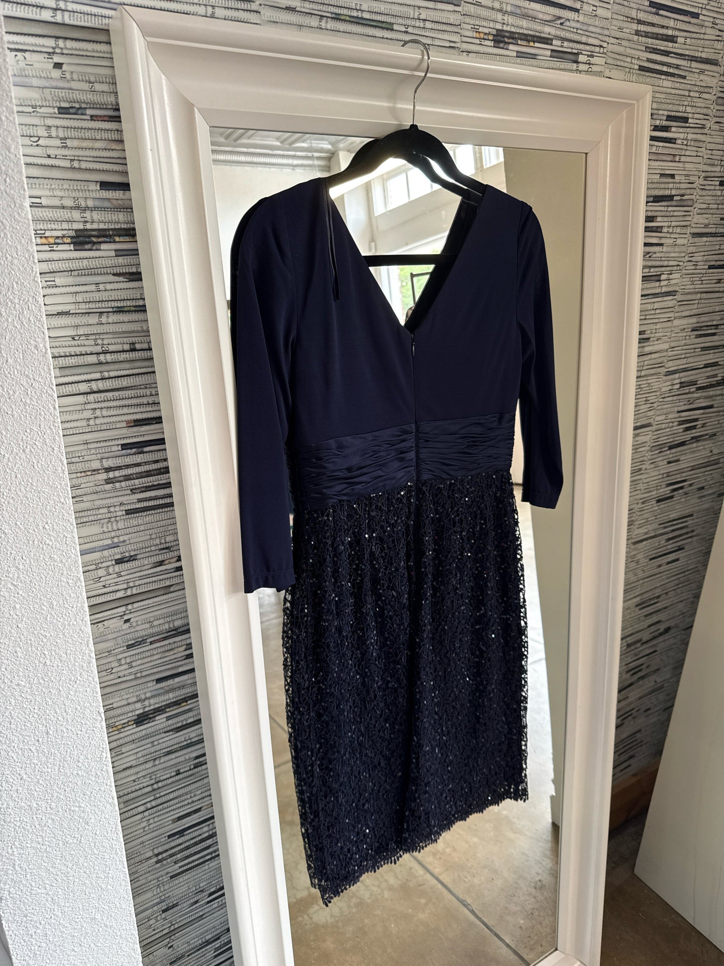 Kay Unger New York Size 6 Navy Sequin Dress