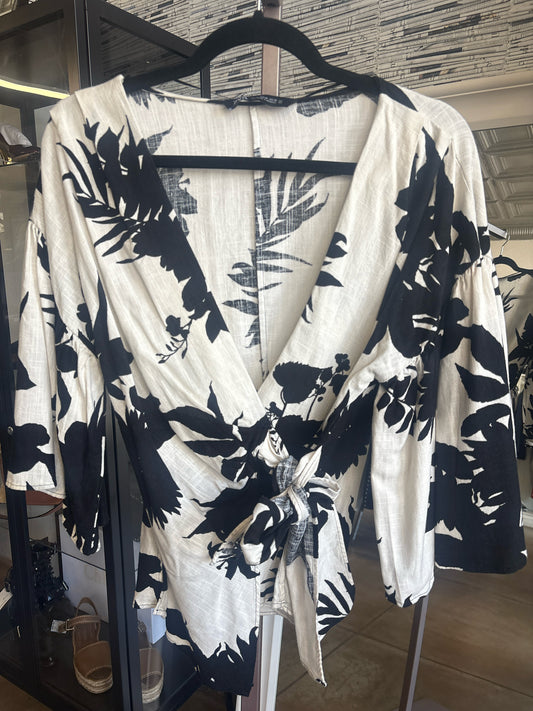 ZARA Size XS B&W Floral Top