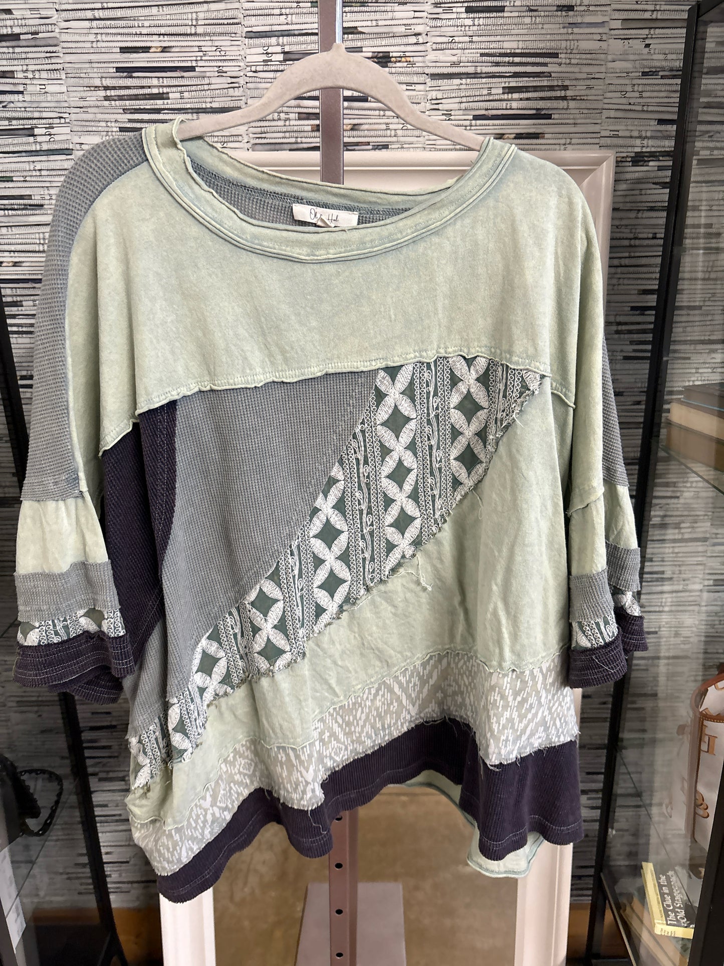 Oli & Hali Size L Top