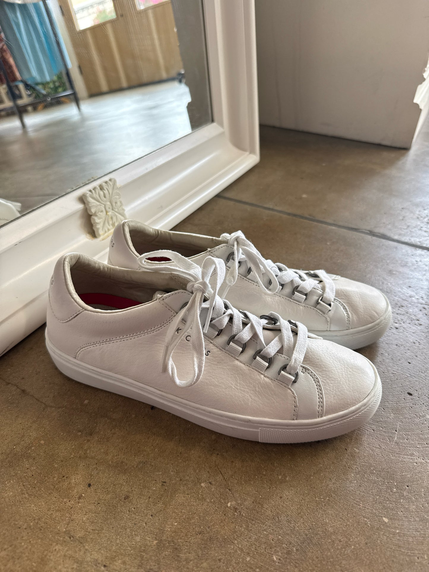 Skechers Shoe Size 8.5 White Sneakers