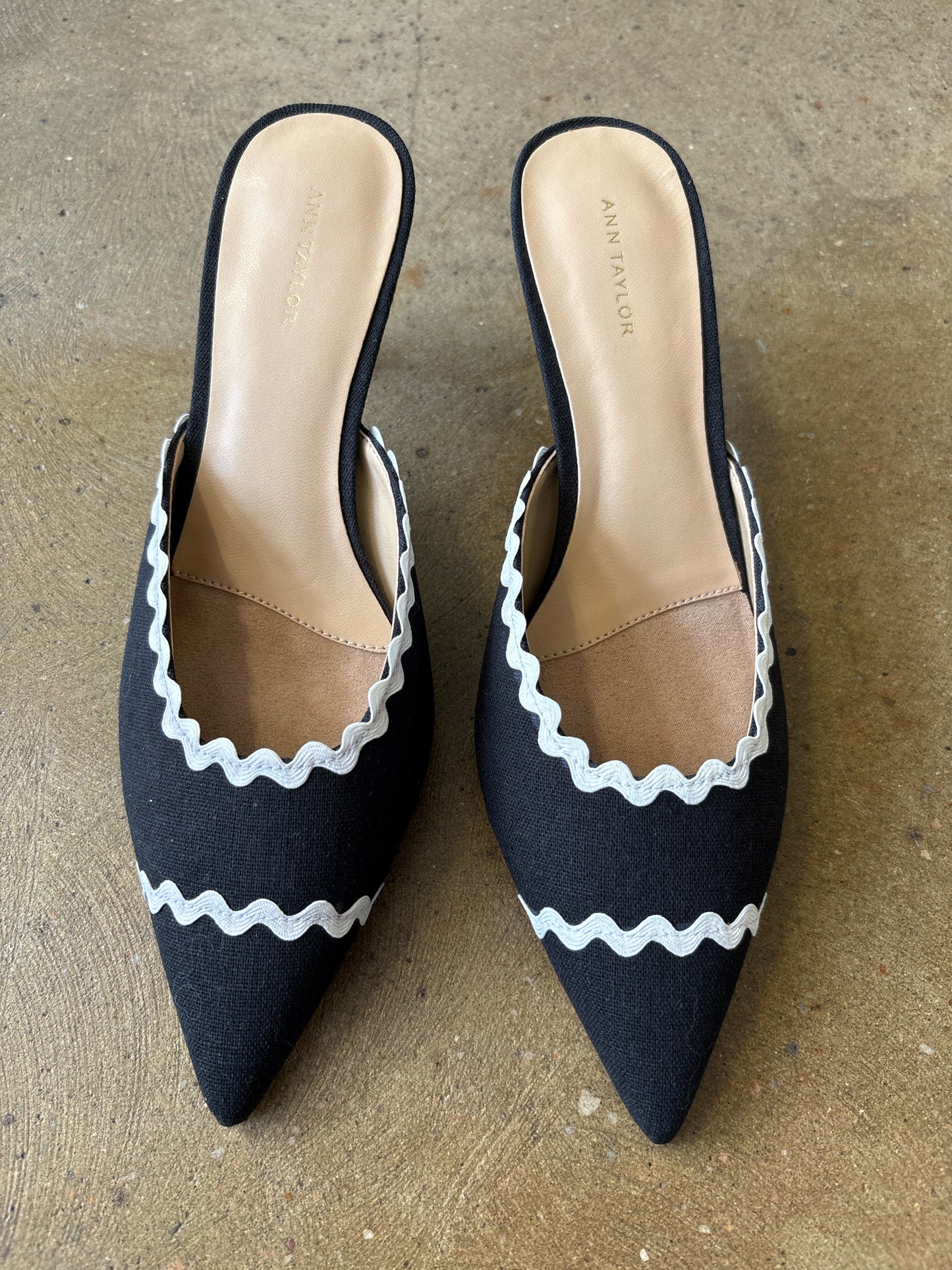 ANN TAYLOR Shoe Size 6 Black & White Scallop Heels