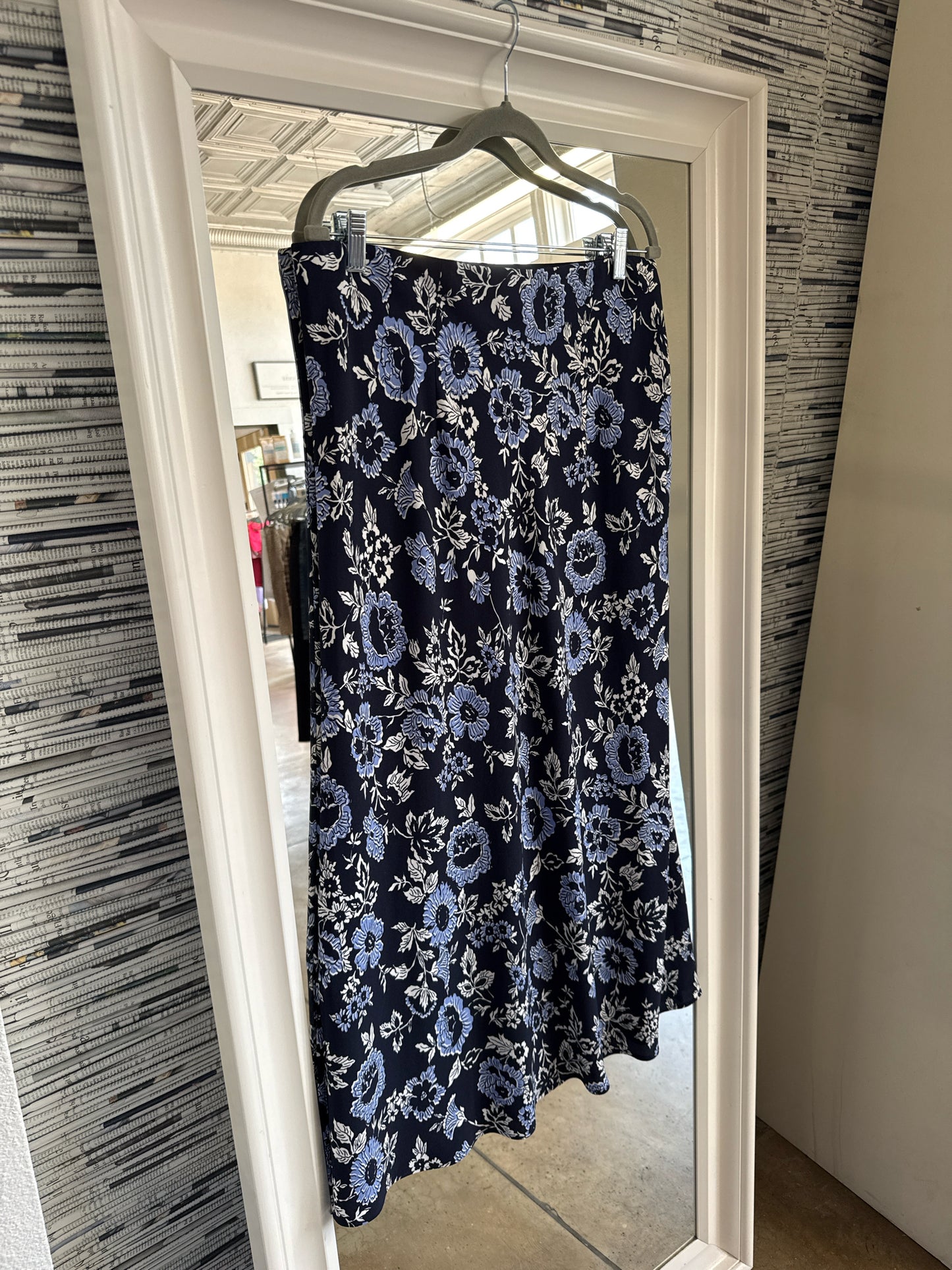 LOFT Size L Navy Skirt