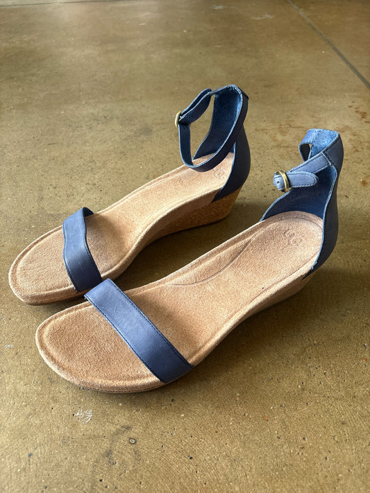 Ugg Shoe Size 10 Tan/Black Sandals