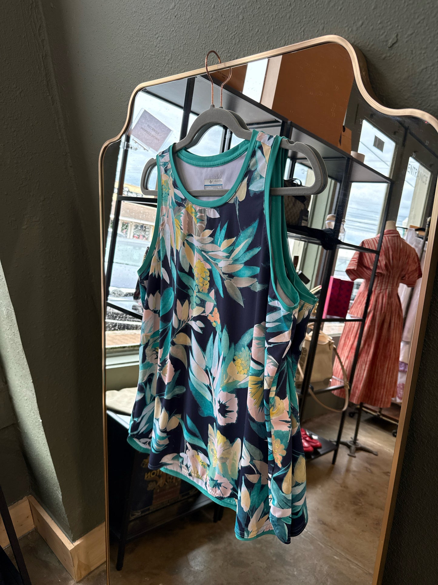 Columbia Size XL Teal/Blue Tanks