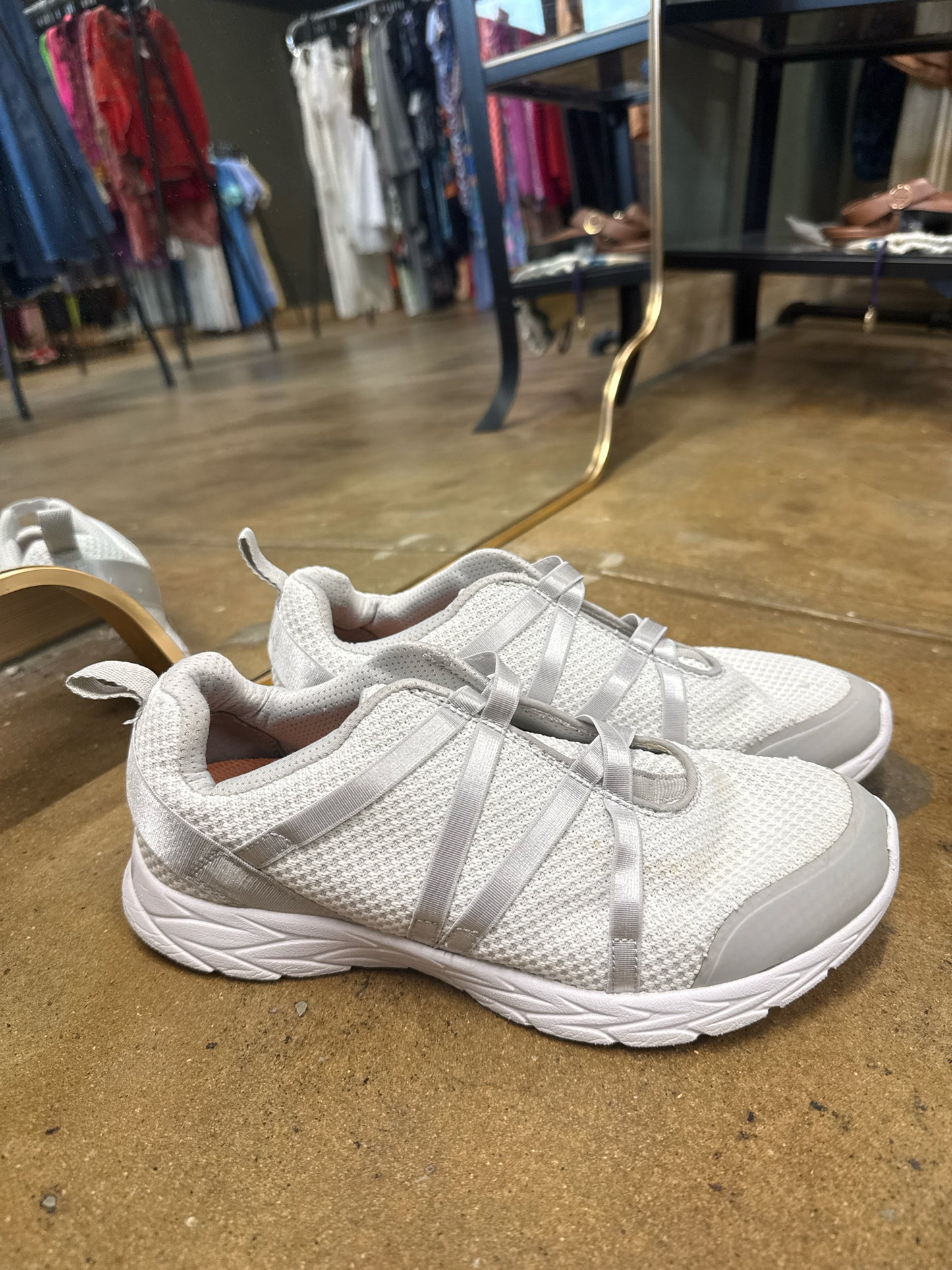 Vionic Shoe Size White/Gray Sneakers